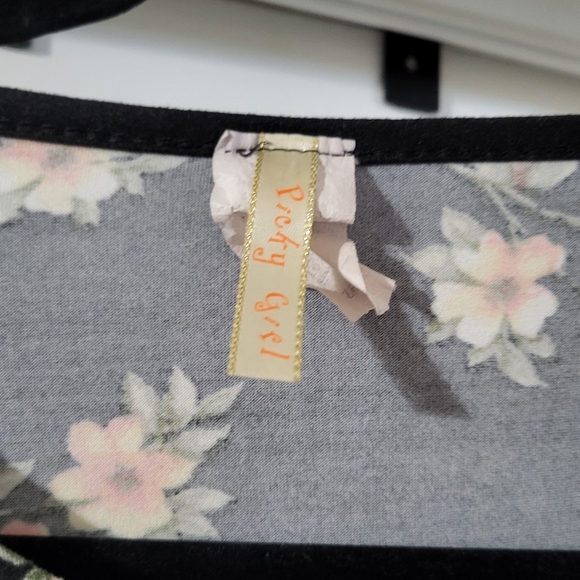 5 Items For $25 Floral blouse - Picture 3 of 3